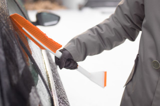 Metlica + strgalo za led SnowExpert 1019352 Fiskars 