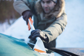 Metlica + strgalo za led SnowExpert 1019352 Fiskars 