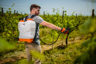 Škropilnica ročna Terra 12 nahrbtna Villager 