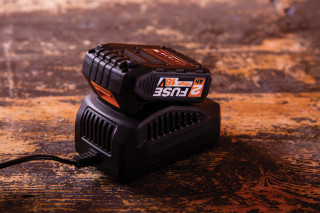 Polnilnik 18V 2.4A Fuse Villager 