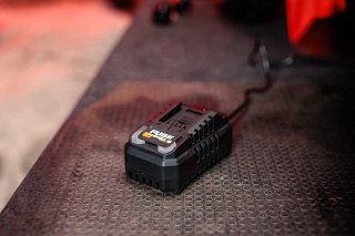 Polnilnik 18V 2.4A Fuse Villager 