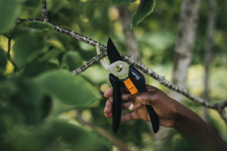 Škarje bypass P331 solid metal 1057163 Fiskars 