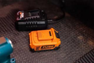 Akumulator+polnilnik 18V 1.5Ah+2.4A Fuse Villager 