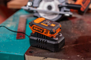 Akumulator+polnilnik 18V 1.5Ah+2.4A Fuse Villager 