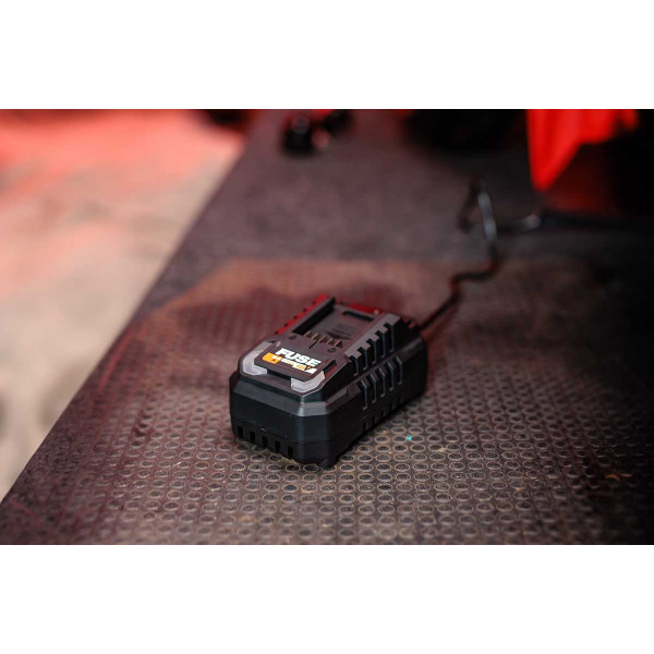 Polnilnik 18V 2.4A Fuse Villager 