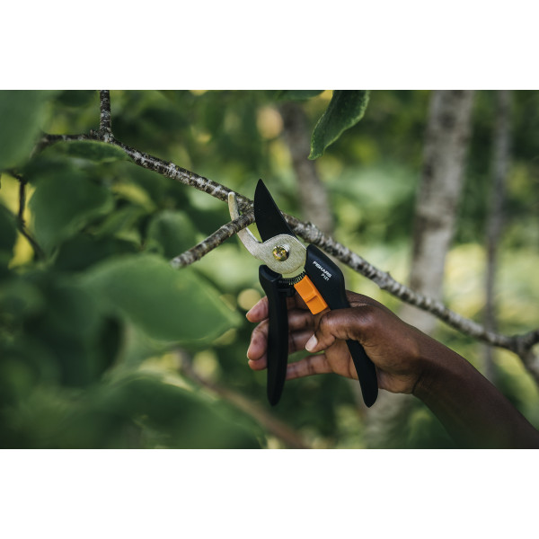 Škarje bypass P331 solid metal 1057163 Fiskars 