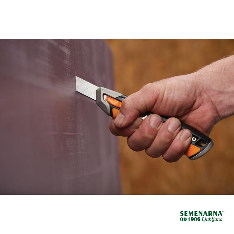 Nož tapetniški rezilo 18mm Carbonm 1027227 Fiskars 